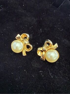 Vintage Richelieu gold tone faux pearl bow earrings marked